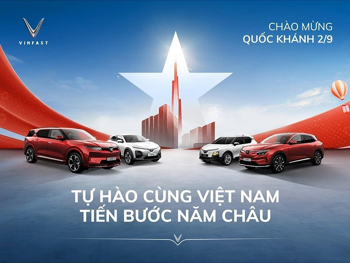 Independence Day creative ad: Cars around star-shaped skyline, National Day