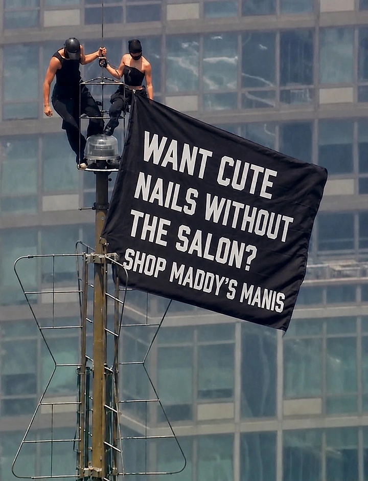 Nail Salons creative ad: Guerrilla flag with cheeky DIY-nails copy