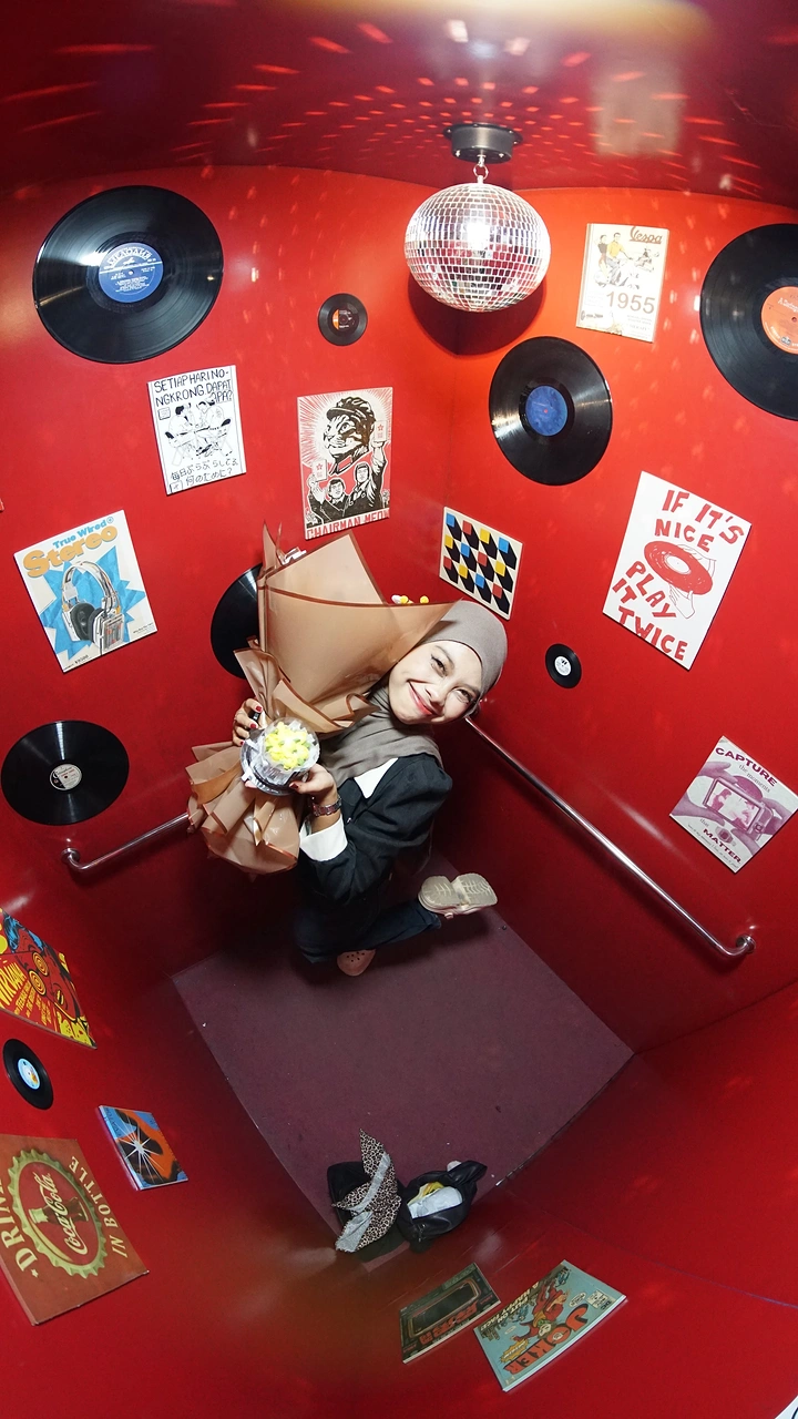 Photo Booth Rentals creative ad: Immersive vinyl-themed booth environment