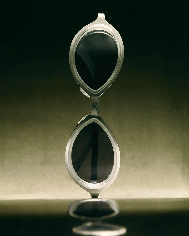 Sunglasses Brands creative ad: Sculptural mirror doubles the frames