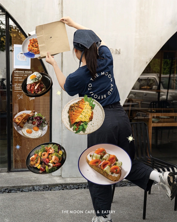 Cloud Kitchens & Food Trucks creative ad: Dishes orbit a server, playful composition