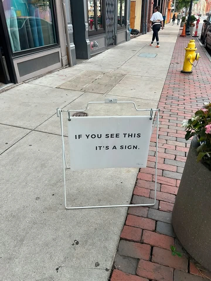 Signage & Sign Makers creative ad: Strong sign pun in real-world placement