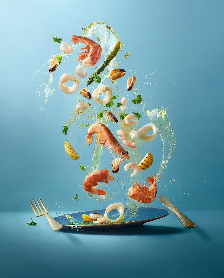 Seafood Restaurants creative ad: Floating seafood creates memorable product scene