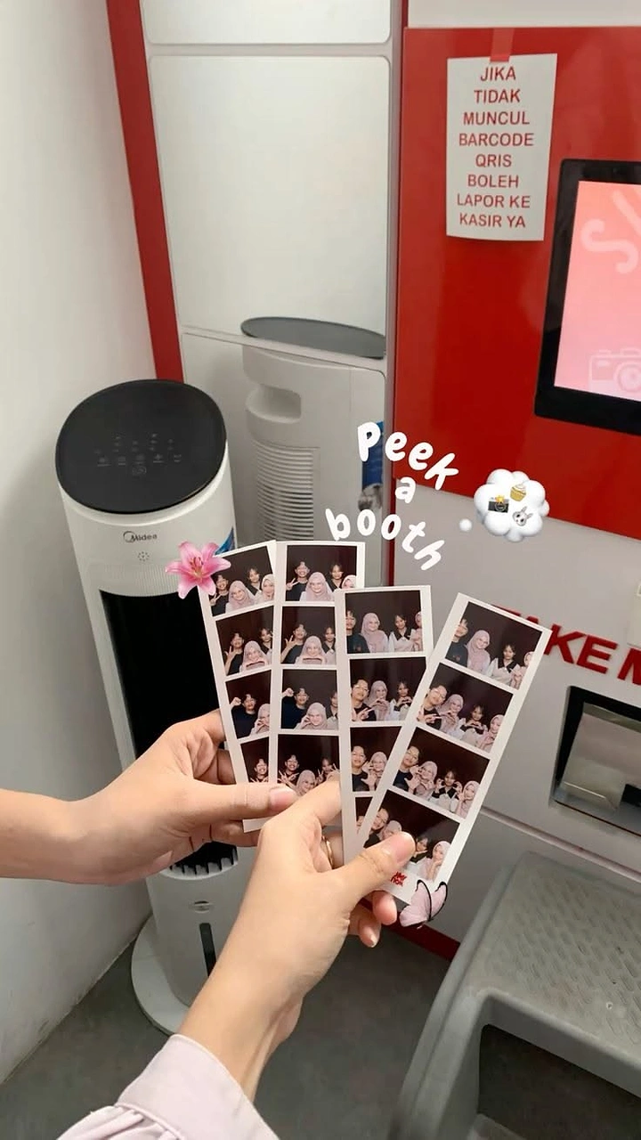 Photo Booth Rentals creative ad: Peel-back interaction sells printed keepsakes