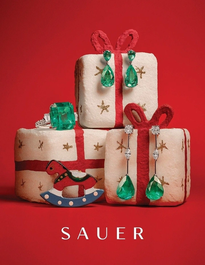 Christmas creative ad: Emerald jewellery displayed on sculpted gift boxes