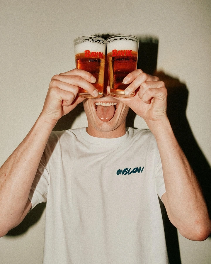 Bars & Pubs creative ad: Beer glasses become playful binoculars