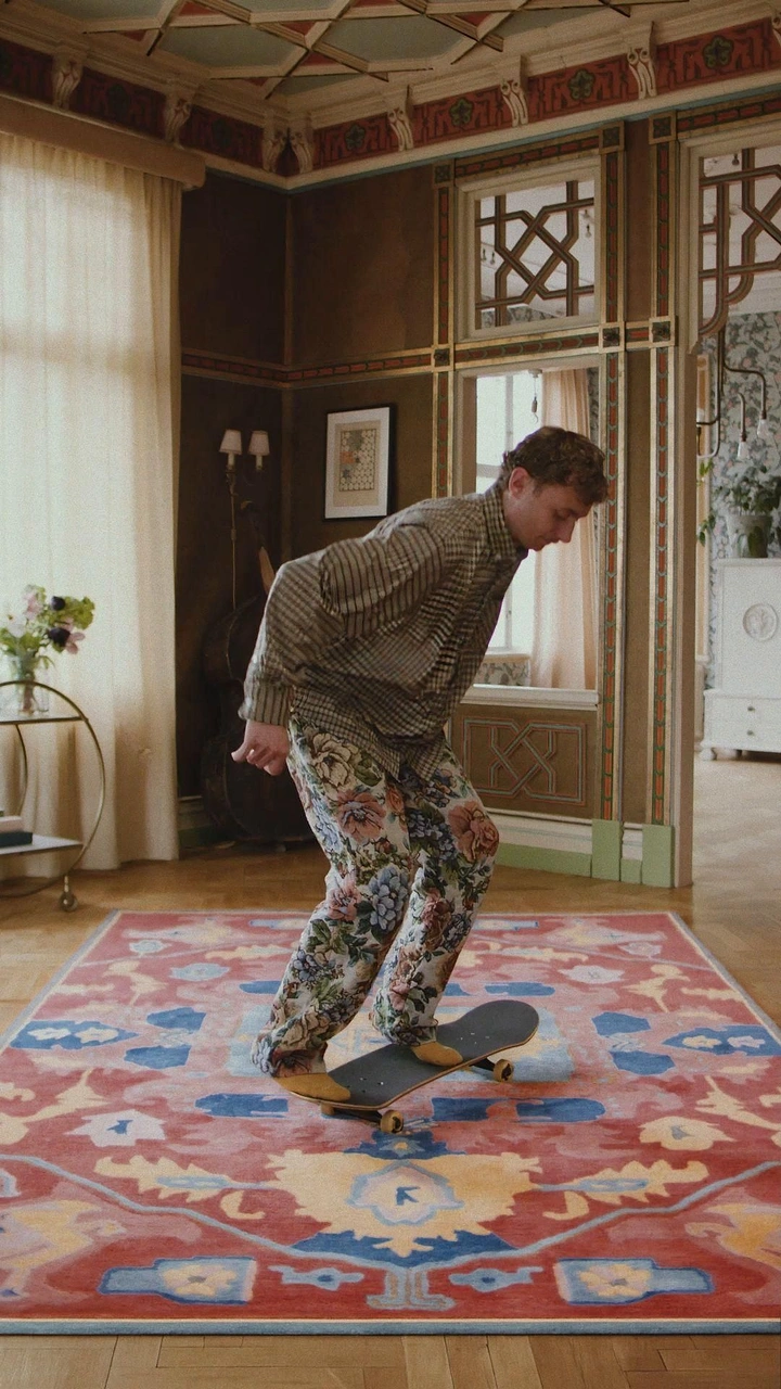 Rugs & Carpets creative ad: Skateboarding turns rug into playground