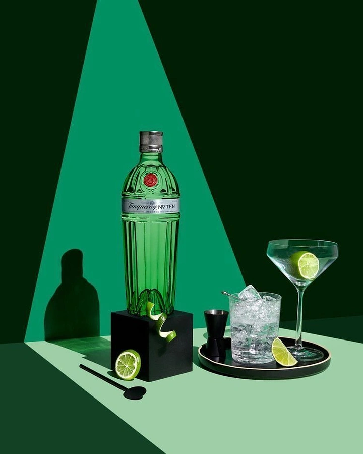 Bars & Pubs creative ad: Tanqueray becomes a graphic product world