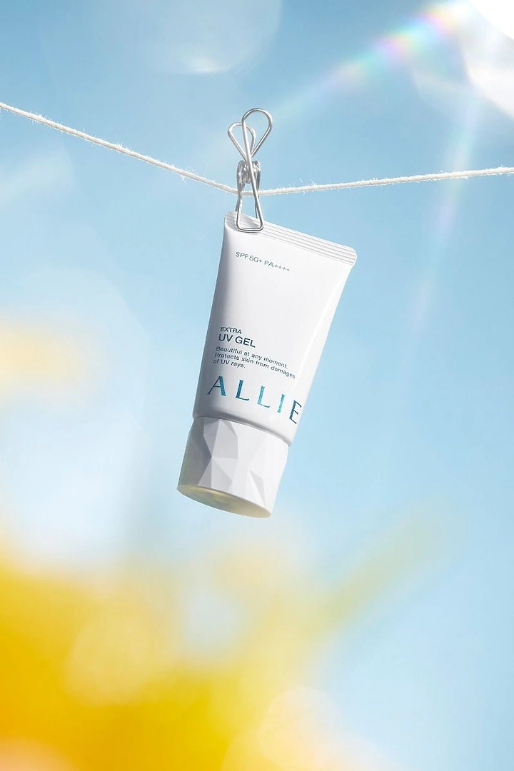 Sunscreen & Sun Care creative ad: Airborne product creates lightness metaphor