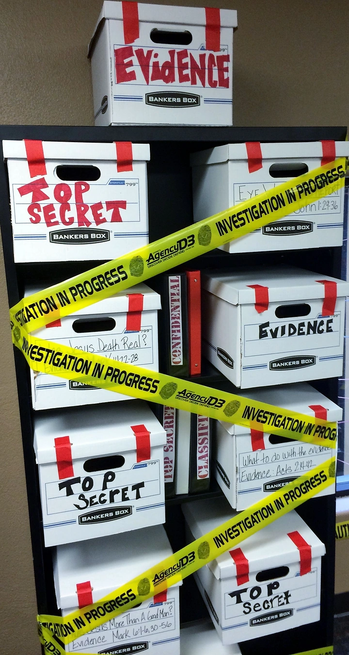 Escape Rooms creative ad: Evidence-box crime-scene product presentation