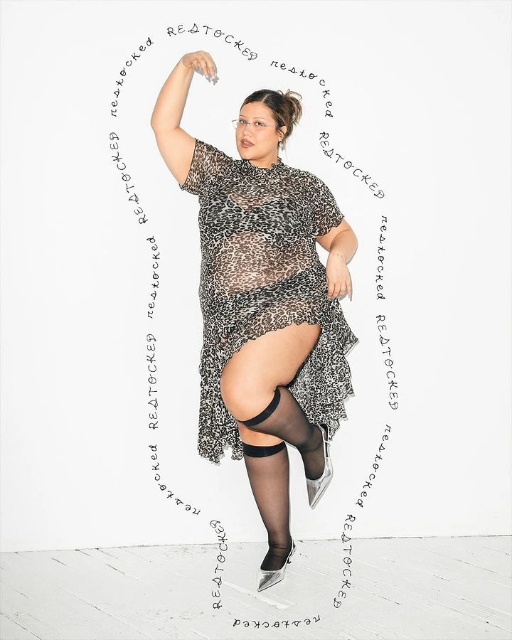 Plus-Size Fashion creative ad: Circular handwritten type frames model