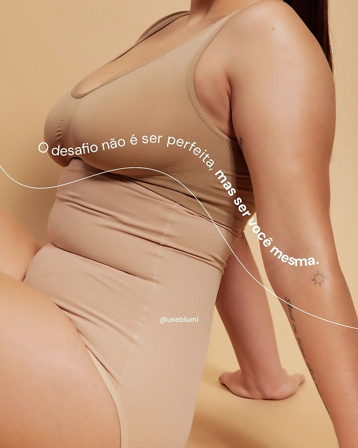 Plus-Size Fashion creative ad: Body-contouring typography creates concept