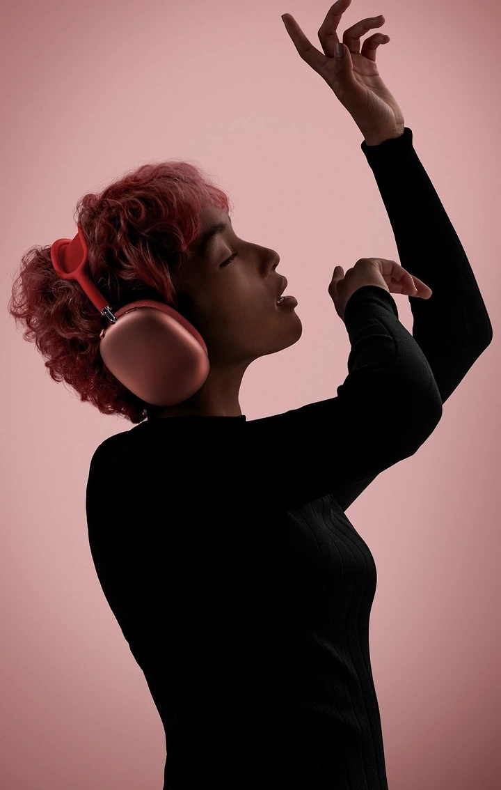 Headphones & Speakers creative ad: Expressive silhouette turns listening into movement