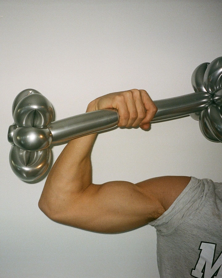 Balloon & Party Decorators creative ad: Balloon dumbbell creates strength metaphor