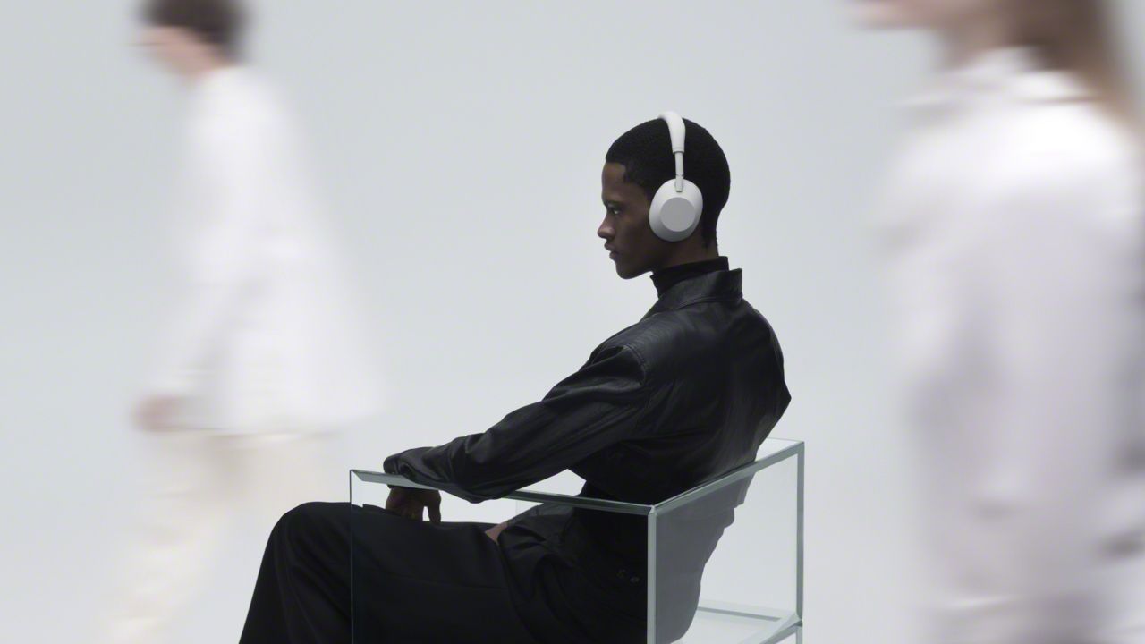 Banner: Blurred crowd visualizes immersive isolation