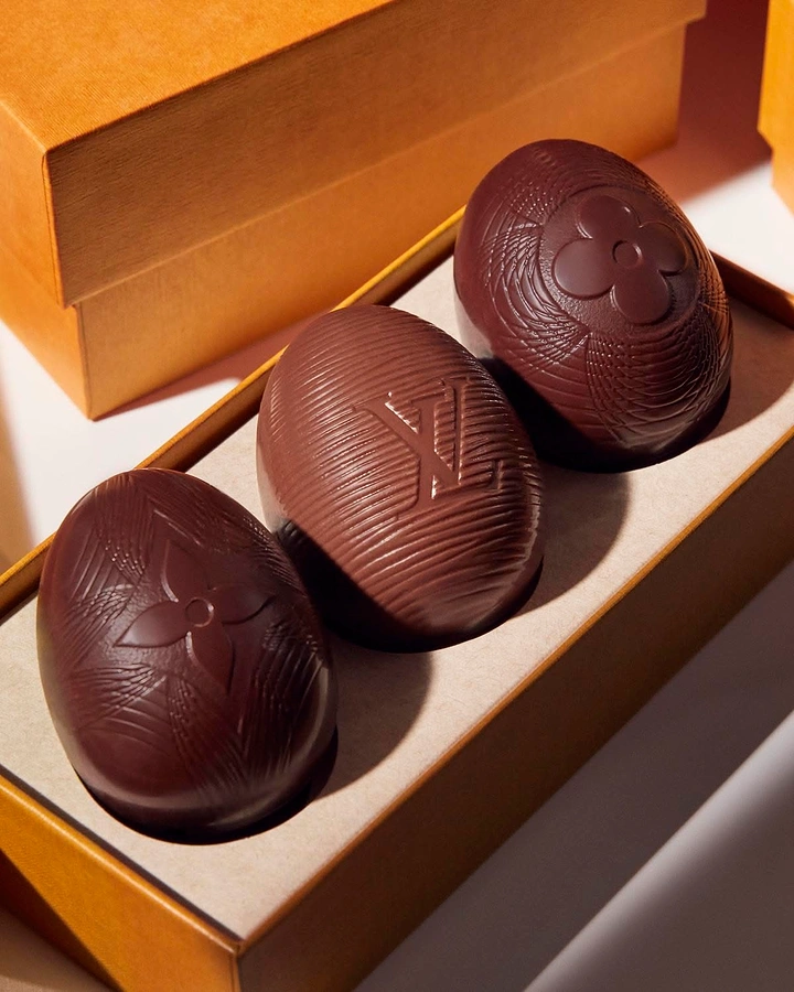 Easter creative ad: Three engraved dark chocolate eggs in an orange gift box