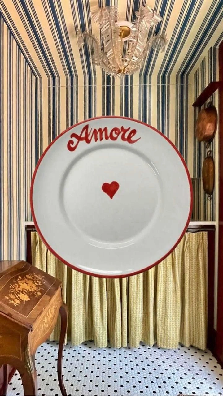 Tableware & Crockery creative ad: Plate typography creates romantic product idea