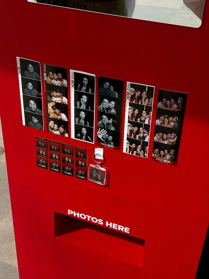 Photo Booth Rentals creative ad: Photo-slot gallery creates memorable installation