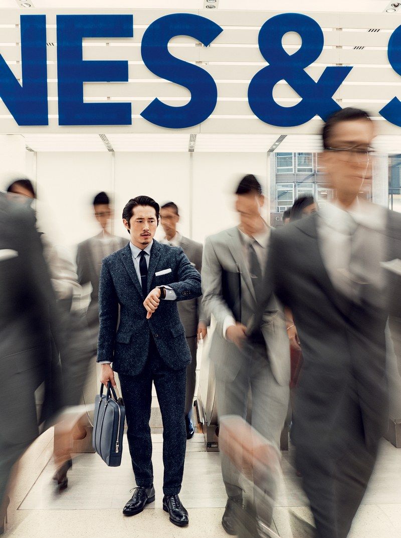 Instagram post: Blurred crowd turns business rush into composition
