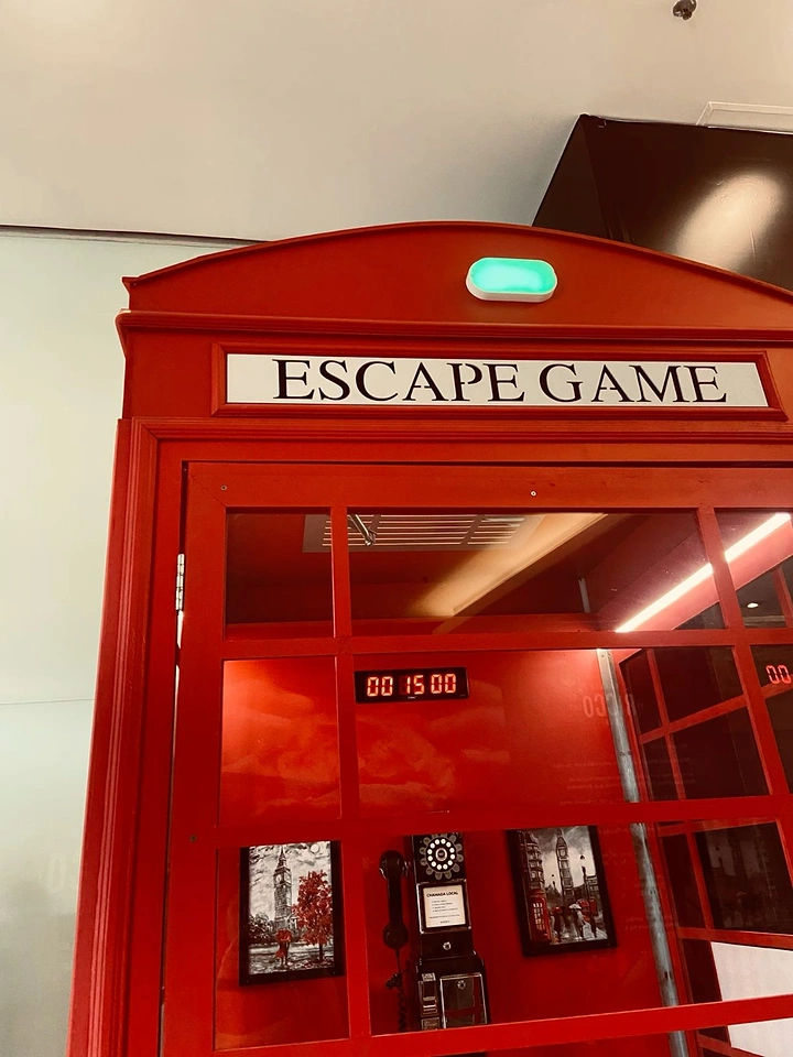 Escape Rooms creative ad: Telephone booth becomes tangible escape-game object
