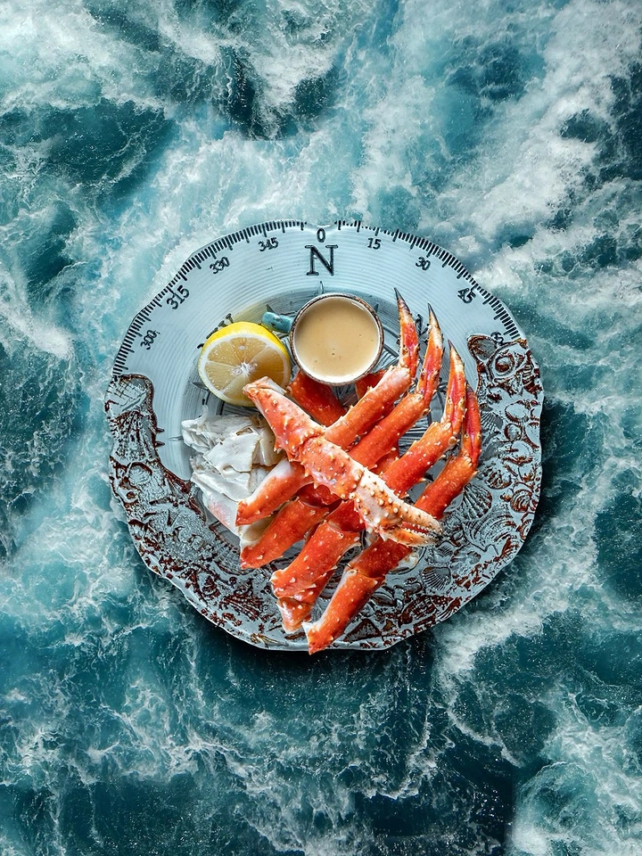 Seafood Restaurants creative ad: Seafood plate becomes ocean compass