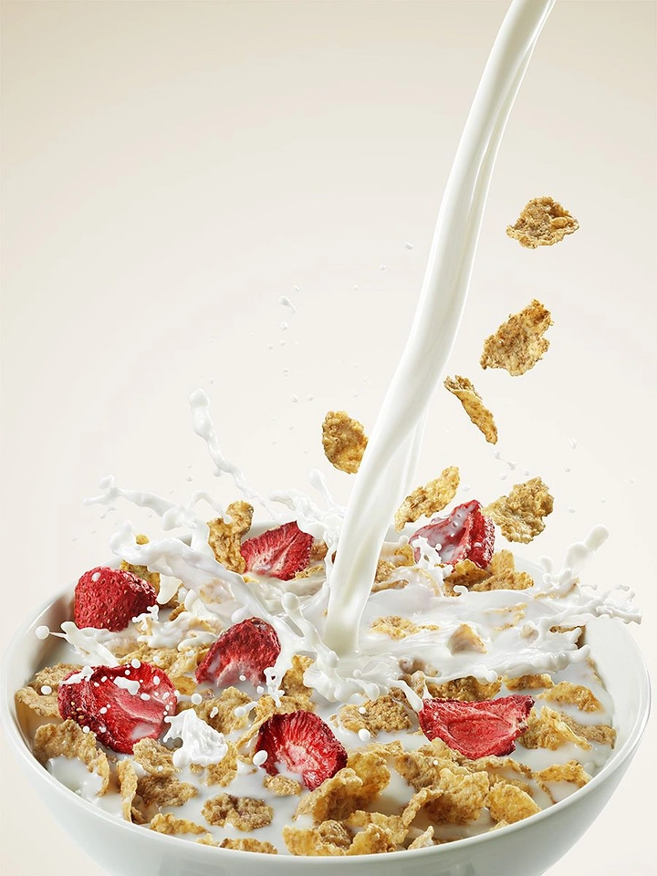 Breakfast Cereals & Oats creative ad: Milk splash creates appetizing product drama