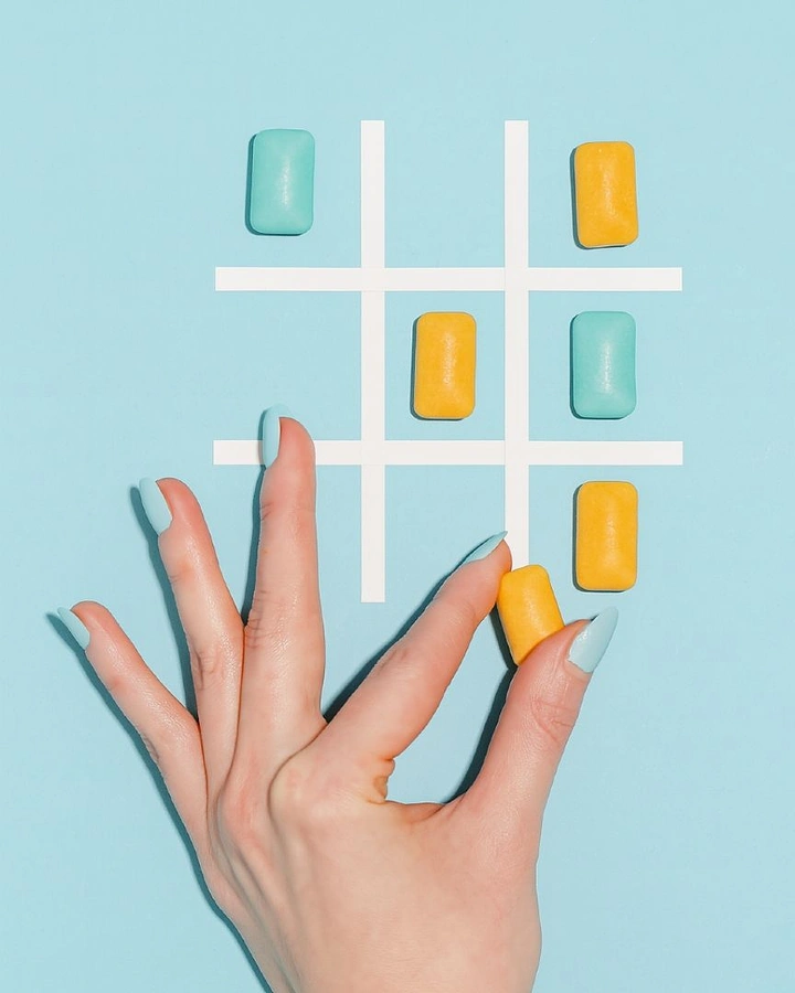 Chewing Gum & Mints creative ad: Gum transforms tic-tac-toe game