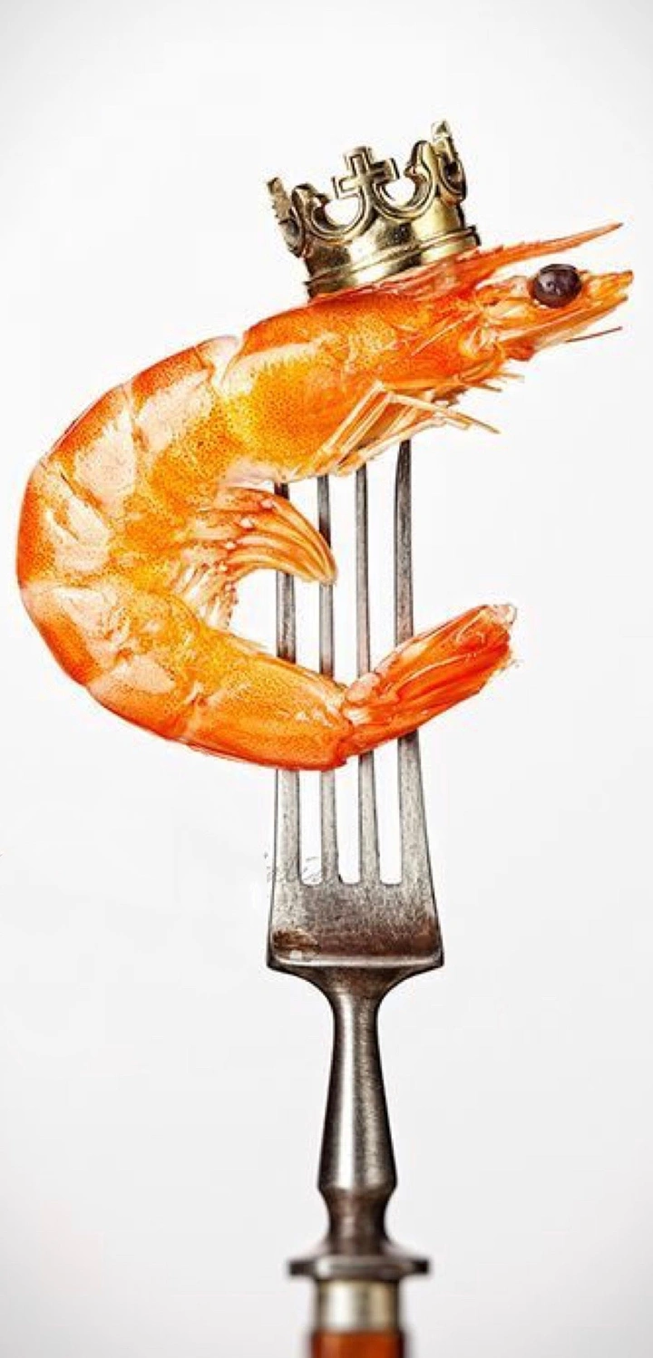 Seafood Restaurants creative ad: Crowned shrimp creates memorable visual metaphor