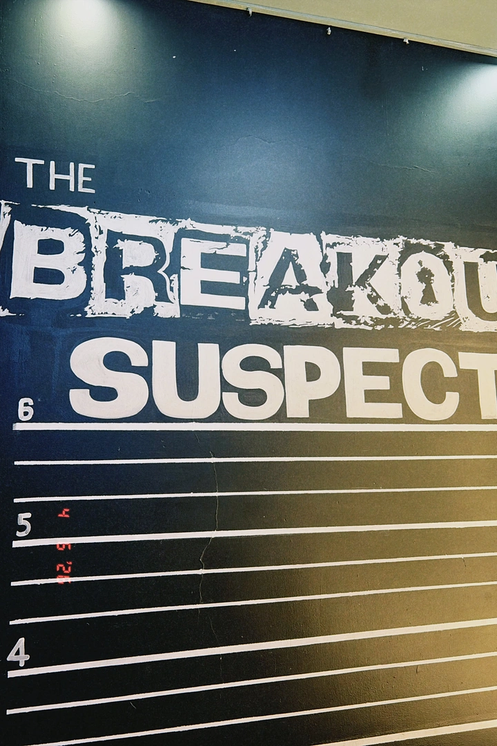 Escape Rooms creative ad: Breakout suspect leaderboard, strong typographic wall graphic