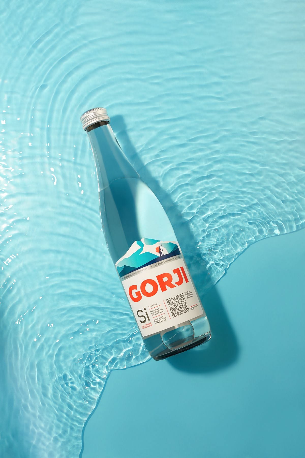 Story: Bottle creates graphic pool composition